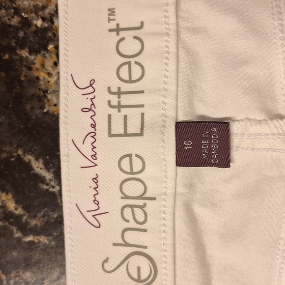 q Womens Gloria Vanderbilt Stretch White Capris Size 16.  NWT - Picture 3 of 7